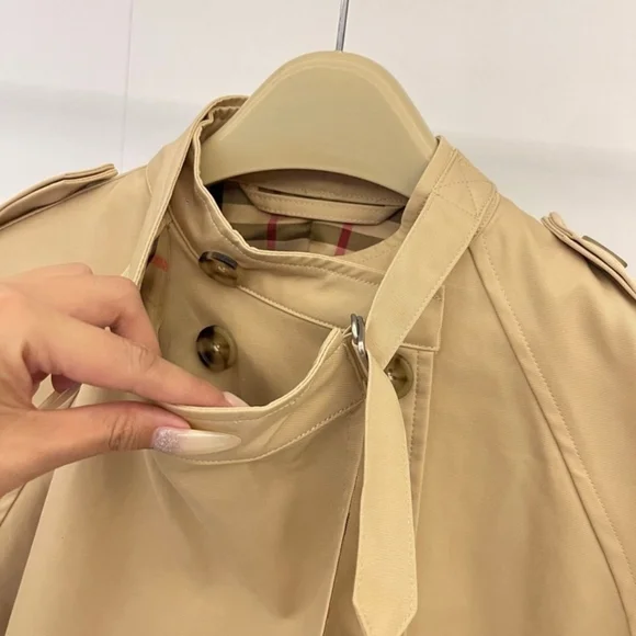 Burberry Double-Breasted Short Trench Cape - Picture 5 of 8